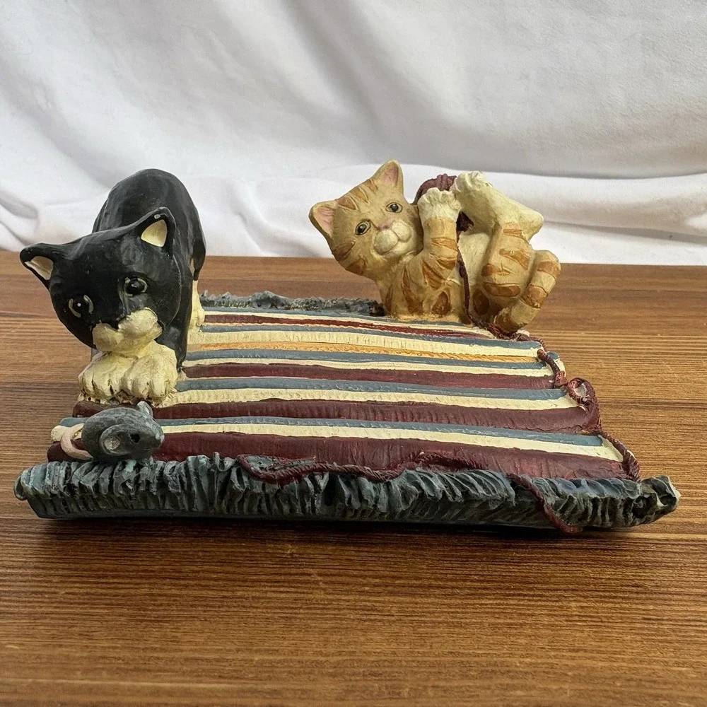 Vintage Figi Graphics 1996 Cats on Rug Figurine Removable Basket Resin